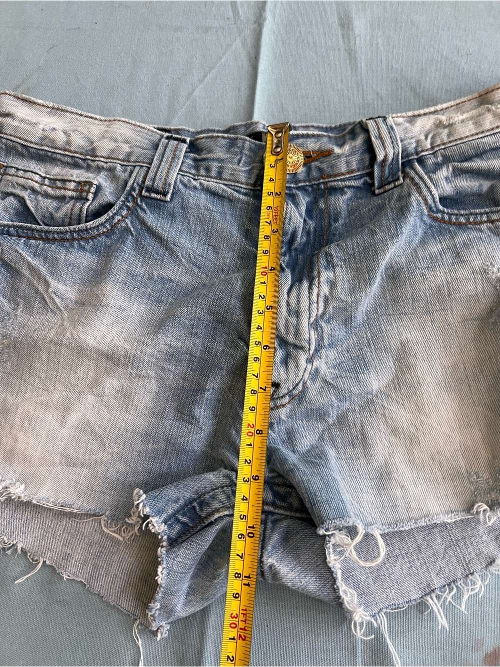 X-Ray Women Blue Denim Shorts Sz 34 Distressed Booty Embroidered Back Pocket Vtg - Picture 6 of 8